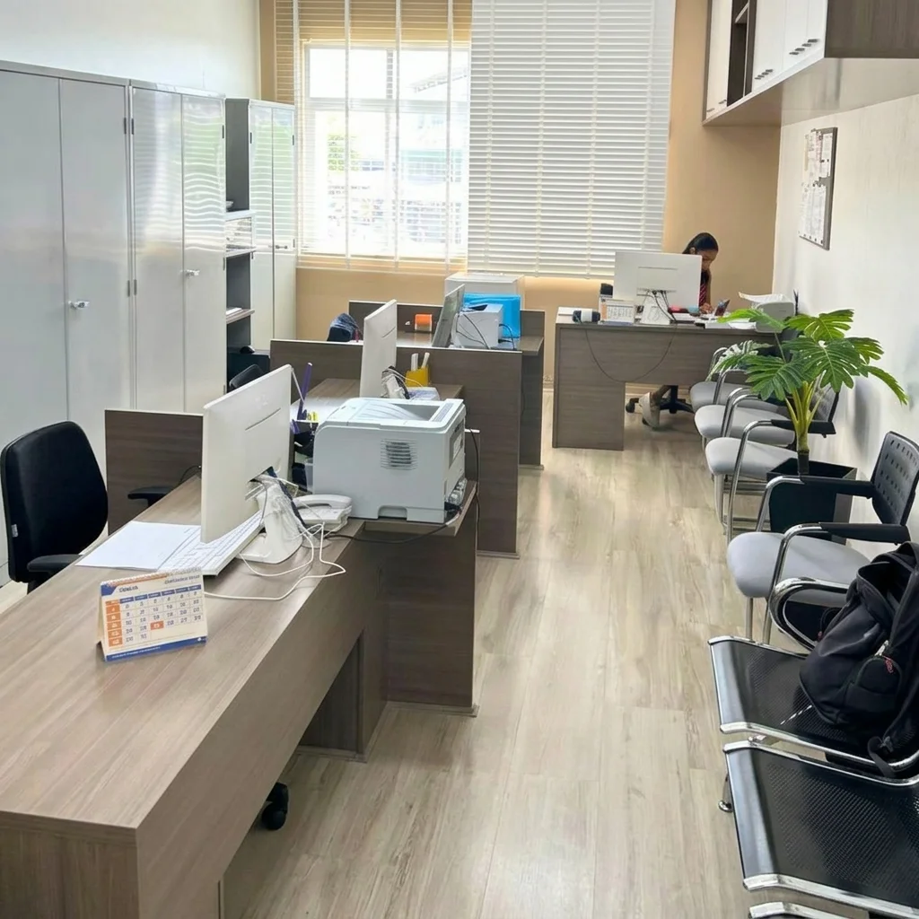 Ambiente interno do escritório Carlos Brasileiro Contabilidade com estações de trabalho no Jardim Guanabara, Ilha do Governador - RJ